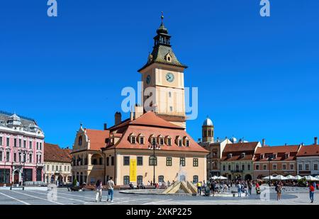 Ex piazza del mercato con municipio e pozzo a Brasov (Kronstadt) in Transsylvania, Romania Foto Stock