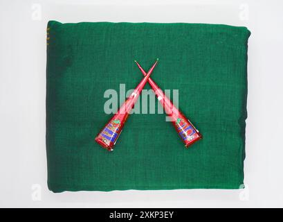 Coni di Mehendi in una Saree di stoffa verde per il festival indù di Shrawan Teej, il tatuaggio di Mehendi Foto Stock