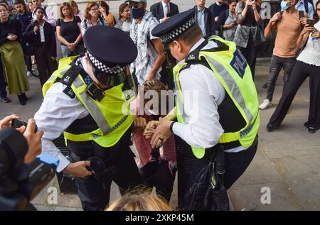 Londra, Inghilterra, Regno Unito. 24 luglio 2024. Londra, Regno Unito. 24 luglio 2024. Gli agenti di polizia arrestano un manifestante. I manifestanti pro-palestinesi si sono riuniti fuori dall'Ufficio per gli affari esteri, il Commonwealth e lo sviluppo di Westminster chiedendo un embargo sulle armi contro Israele mentre la guerra a Gaza continua. Credito: Vuk Valcic/Alamy Live News (immagine di credito: © Vuk Valcic/ZUMA Press Wire) SOLO PER USO EDITORIALE! Non per USO commerciale! Foto Stock