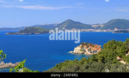 Sveti Stefan, Montenegro - 18 aprile 2011: Isola di Saint Nikola e Sveti Stefan Islet Resort sulla costa adriatica Panorama del giorno di Primavera soleggiata. Foto Stock