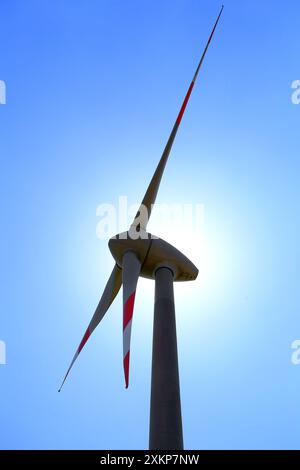 Turbina eolica contro cielo limpido e blu. Foto Stock