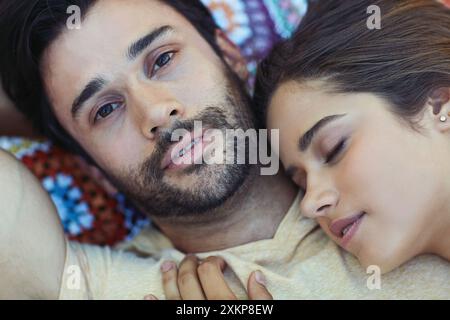 Coppia, ritratto e relax per dormire a casa, insieme e riposare per il fine settimana. La gente, la moglie sogna e confortevole sul letto dell'appartamento, romanticismo Foto Stock