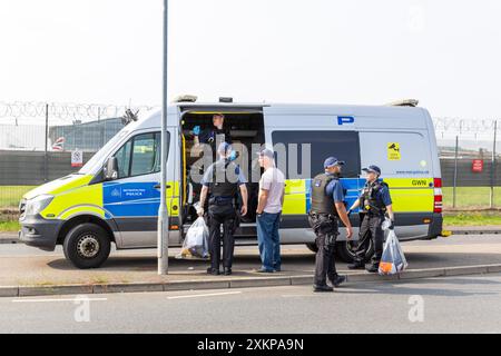 Londra, Regno Unito. 24 LUGLIO 2024. Mentre Just Stop Oil tentava di violare il perimetro dell'aeroporto di Heathrow, gli attivisti non furono in grado di accedere alla pista e la polizia metropolitana confermò che 9 furono arrestati. A tre giornalisti, me compreso, è stato detto di non fotografare a causa di leggi aeroportuali, a seguito di una chiamata alla NUJ di Londra, i fotografi sono stati finalmente autorizzati a scattare una volta che la maggior parte dell'azione si era conclusa. Credito Milo Chandler/Alamy Live News Foto Stock