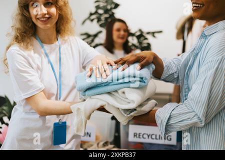 i giovani sono impegnati in beneficenza e volontariato, scelgono abiti da riciclare, volontari ambientali Foto Stock