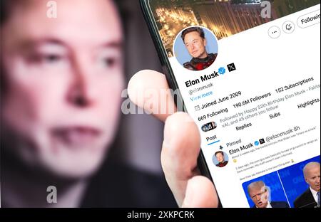 Ucraina. Poltava. 24 luglio 2024. Profilo di Elon Musk sullo schermo di uno smartphone. Nuovo tweet con testo. . Sullo sfondo c'è un ritratto sfocato di Elon Foto Stock