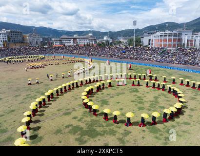 Butuo, la provincia cinese del Sichuan. 22 luglio 2024. Le persone si esibiscono durante il festival della torcia nella contea di Butuo della Prefettura autonoma di Liangshan Yi, nella provincia del Sichuan, nel sud-ovest della Cina, il 22 luglio 2024. Dal 21 al 24 luglio è stato allestito un tradizionale festival delle fiaccole del gruppo etnico Yi, che ha caratterizzato varie attività, tra cui mostre di costumi, feste di falò, eventi sportivi etnici tradizionali, balli e gare di bellezza tradizionali per attirare visitatori da tutto il paese. Crediti: Jiang Hongjing/Xinhua/Alamy Live News Foto Stock