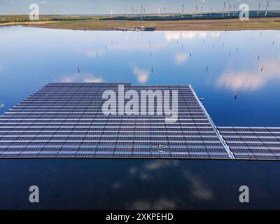 Schwimmende Fotovoltaik-Anlage enststeht auf dem Cottbuser Ostsee DEU/Brandenburg/Peitz Â Auf dem fast vollständig geflutete Cottbuser Ostsee entsteht Deutschlands größte schwimde Solaranlage Floating-PV-Projekt mit einer max Leistung von 29 MW. Mittlerweile sind die ersten Teile der Anlage an ihrem Platz. DAS Solarfeld wird auf eine Größe von 16 Hektar anwachsen. Dafür werden die mehr als 51,000 Solarmodule montiert. Die Vormontage der Solarmodule auf den Solarbooten erfolgt direkt am Ufer. Anschließend werden sie auf ihre position auf dem SEE transportiert und dort befestigt. Die Lausitz Foto Stock