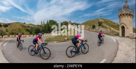 Immagine composita di una ciclista su un tornante che sale fino all'Abbazia di Frigolet, Tarascon, Provenza, Francia. Foto Stock