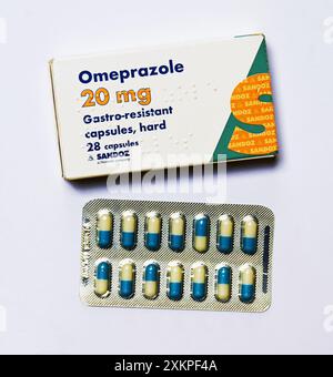 Confezione di Omeprazolo 20mg capsule resistenti ai gastro, dura. 28 capsule. Sandoz. Un'azienda Novartis. Foto Stock