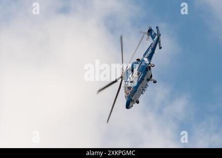 TAI T625 Gökbey elicottero in volo al Farnborough International Airshow 2024, Regno Unito. Industrie aerospaziali turche T625 Gökbey. Display aria Foto Stock