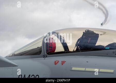 la cabina di pilotaggio di un moderno aereo da caccia militare con un altro jet che vola sullo sfondo a riat, fairford, gloucestershire, regno unito Foto Stock