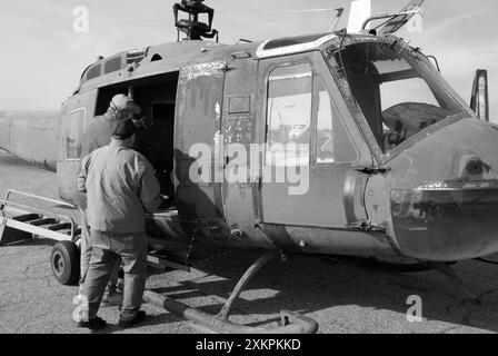 Due meccanici preparano un elicottero Huey per il restauro al Carolina Aviation Museum, Charlotte, North Carolina. STATI UNITI. Foto Stock