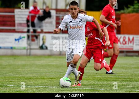 Briton Ferry, Galles. 23 luglio 2024. Milo Robinson di Swansea City sul pallone durante l'amichevole tra Briton Ferry Llansawel e Swansea City Under 18 a Old Road a Briton Ferry, Galles, Regno Unito, il 23 luglio 2024. Crediti: Duncan Thomas/Majestic Media. Foto Stock