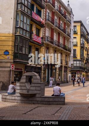 Bilbao, Spagna - 1 luglio 2024 - fotografia di strada di persone nel casco Viejo Foto Stock