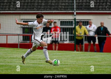 Briton Ferry, Galles. 23 luglio 2024. Harlan Perry di Swansea City sul pallone durante l'amichevole tra Briton Ferry Llansawel e Swansea City Under 18 a Old Road a Briton Ferry, Galles, Regno Unito, il 23 luglio 2024. Crediti: Duncan Thomas/Majestic Media. Foto Stock