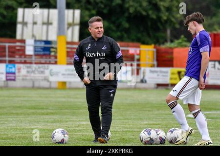 Briton Ferry, Galles. 23 luglio 2024. Jarred Harvey Head Coach di Swansea City Under 18 parla con Harlan Perry di Swansea City durante il warm-up pre-match prima dell'amichevole tra Briton Ferry Llansawel e Swansea City Under 18 a Old Road a Briton Ferry, Galles, Regno Unito, il 23 luglio 2024. Crediti: Duncan Thomas/Majestic Media. Foto Stock