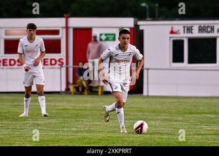 Briton Ferry, Galles. 23 luglio 2024. Milo Robinson di Swansea City in azione durante l'amichevole tra Briton Ferry Llansawel e Swansea City Under 18 a Old Road a Briton Ferry, Galles, Regno Unito, il 23 luglio 2024. Crediti: Duncan Thomas/Majestic Media. Foto Stock