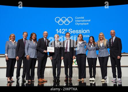 Parigi, Francia. 24 luglio 2024. Il presidente del Comitato Olimpico Internazionale (CIO) Thomas Bach (5° L) e il governatore dello Utah Spencer Cox (4° L) hanno posato per le foto di gruppo durante una riunione durante la 142° sessione del CIO a Parigi, in Francia, il 24 luglio 2024. Salt Lake City degli Stati Uniti è stata premiata come ospite dei Giochi Olimpici invernali del 2034 alla 142a sessione del CIO qui mercoledì. Crediti: Sun Fei/Xinhua/Alamy Live News Foto Stock