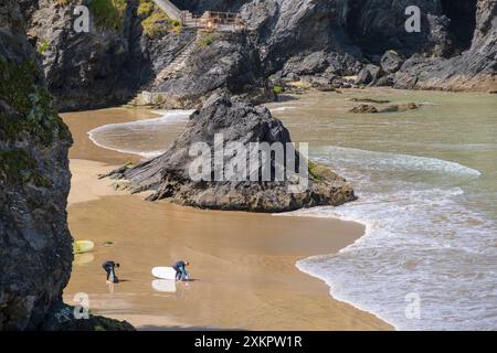 Surfisti in preparazione per una sessione di surf sul GT Great Western Beach a Newquay in Cornovaglia nel Regno Unito. Foto Stock