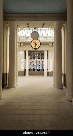 Praga, repubblica Ceca - 16 marzo 2023: L'orologio è appeso alla stazione ferroviaria di Masaryk Foto Stock