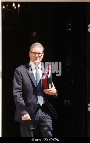 Keir Starmer lascia Downing Street al numero 10 per PMQ, il suo primo come primo ministro, Londra, Regno Unito Foto Stock