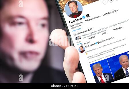 Ucraina. Poltava. 24 luglio 2024. Profilo di Elon Musk sullo schermo di uno smartphone. Nuovo tweet con testo. . Sullo sfondo c'è un ritratto sfocato di Elon Foto Stock