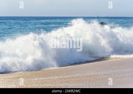 Grandi onde oceaniche che si infrangono su una spiaggia sabbiosa in California in una giornata d'autunno soleggiata Foto Stock