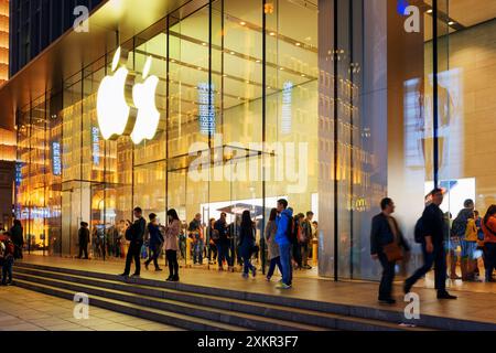 Vista notturna dell'Apple Retail Store su Nanjing Road, Shanghai Foto Stock