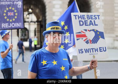 Londra, Regno Unito, 24 luglio 2024. Steve Bray, attivista anti Brexit, ha interpretato l'inno dell'UE al di fuori dell'ufficio estero, mentre Keir Starmer ha lasciato Downing Street per il suo primo PMQ come primo ministro, Londra, Regno Unito. Credito : Monica Wells/Alamy Live News Foto Stock