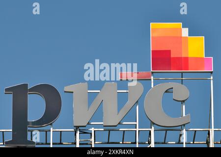 Logo PricewaterhouseCoopers o PWC e cartello sull'edificio per uffici nel centro di Sofia, Bulgaria, Europa orientale, Balcani, UE Foto Stock