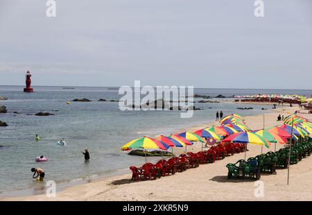 Donghae, Corea del Sud. 24 luglio 2024. I turisti si divertono sulla spiaggia della città di Donghae, provincia di Gangwon, Corea del Sud, 24 luglio 2024. Crediti: Jun Hyosang/Xinhua/Alamy Live News Foto Stock