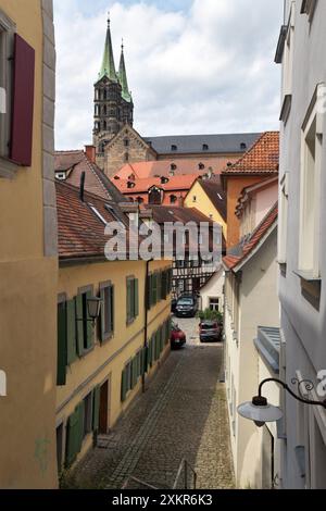 Deutschland, Bamberga, 10.07.2024 Bamberg ist eine Stadt im Norden des deutschen Bundeslandes Bayern. SIE liegt an der Muendung der Fluesse Regnitz und Main und erstreckt sich ueber 7 Huegel. Foto: Blick über die Altstadt auf den Dom Stadt Bamberg *** Germania, Bamberga, 10 07 2024 Bamberga è una città nel nord dello stato tedesco della Baviera si trova alla confluenza dei fiumi Regnitz e Main e si estende su 7 colline Vista fotografica sulla città vecchia fino alla cattedrale città di Bamberga Foto Stock