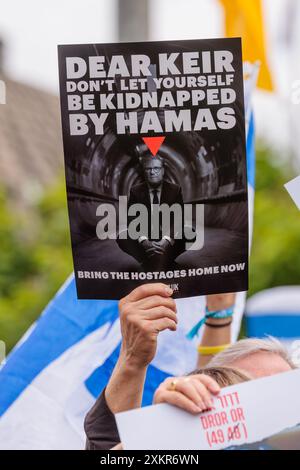 Parliament Square, Londra, Regno Unito. 24 luglio 2024. Sostegno pubblico i parenti degli ostaggi rapiti da Israele il 7/10 2023, mentre l'artista, Benzi Brofman, dipinge una tela in un appello al neo eletto Partito Laburista per dare priorità al loro ritorno sicuro. Ostaggi: Guy Gilboa Dalal (23) la famiglia Bibas: Yarden (35), Shiri (33), Ariel (4), Kfir (18 mesi) Tamir Nimrodi (19) e tal Haimi (41) erano presenti parenti. Ospitato dal Forum degli ostaggi e delle famiglie scomparse UK. Amanda Rose/Alamy Live News Foto Stock