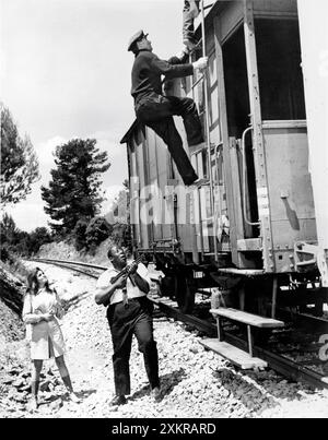 RAQUEL WELCH e GODFREY CAMBRIDGE nel PIÙ GRANDE PACCHETTO DI TUTTI 1968 regista KEN ANNAKIN Music Riz Ortolani Metro Goldwyn Mayer (MGM) Foto Stock