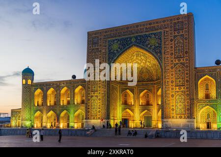 Vista serale della Madrasa Tilya-Kori in piazza Registan a Samarcanda, Uzbekistan Foto Stock