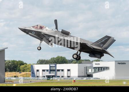 L'aereo da caccia Lockheed Martin F-35B Lightning II ZM141 della Royal Air Force decollò al Farnborough International Airshow 2024, Regno Unito. Foto Stock