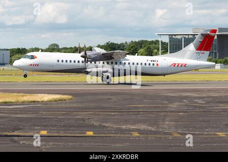 ATR ATR-72-600 (ATR-72-212A) aereo di linea atterrando al Farnborough International Airshow 2024, Regno Unito. Aereo di linea regionale turboelica Foto Stock