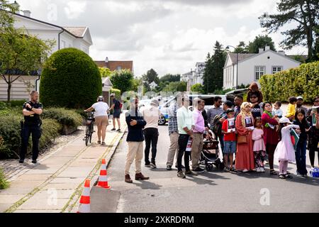 Klampenborg, Danimarca. 24 luglio 2024. L'Associazione studentesca del Bangladesh in Danimarca (BASAD) si esibisce di fronte all'ambasciata del Bangladesh a Klampenborg Copenaghen mercoledì 24 luglio 2024. La manifestazione si svolge sulla scia delle proteste in Bangladesh, dove gli studenti hanno manifestato contro un nuovo sistema di quote nel mercato del lavoro dall'inizio di luglio. Almeno 180 persone hanno perso la vita a causa delle manifestazioni nel paese. (Foto: IDA Marie Odgaard/Ritzau Scanpix) credito: Ritzau/Alamy Live News Foto Stock