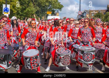 Gli artisti sono visti mentre partecipano alla Parata per adulti del Carnevale di Notting Hill nella zona ovest di Londra. Foto Stock