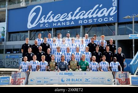 24 luglio 2024, Meclemburgo-Pomerania occidentale, Rostock: I membri della squadra della squadra di calcio di terza divisione FC Hansa Rostock si trovano uno accanto all'altro di fronte all'Ostseestadion per una foto di gruppo: (Quarta fila, l-r): Alexander Rossipal, Damian Roßbach, Dario Gebuhr, Dominik Lanius, Ahmet Gürleyen, Sveinn Aron Gudjohnsen, Claas Zamzow, Tim Krohn (terza fila, l-r): Martin Randow, medico di squadra, Nils Vielrose, fisioterapista, Sebastian Schlettwein, fisioterapista, Jannis Lang, Franz Pfanne, Louis Köster, Felix Ruschke, Dirk Orlishausen, allenatore di portieri, Tomislav Stepic, allenatore di atletica, Oliver Grebin Foto Stock