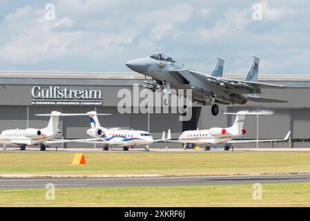 Boeing F-15QA atterra al Farnborough International Airshow 2024, Regno Unito. Business jet fuori dall'hangar di Gulfstream all'aeroporto di Farnborough Foto Stock