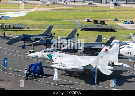 L'area degli aerei militari fabbricati negli Stati Uniti al Farnborough International Airshow 2024, Regno Unito. Nuovo Boeing F-15QA con caccia F-35 e F-16 Foto Stock