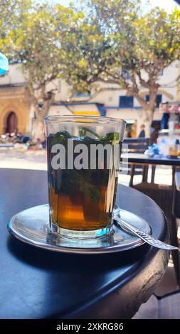 Un tipico bicchiere di tè alla menta caldo in Marocco. Foto Stock