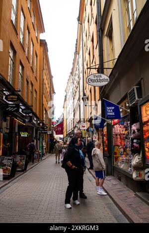 Negozi e caffetterie a pochi passi da Vasterloanggatan a Gamle stan, parte vecchia della città di Stoccolma, Svezia, UE Foto Stock