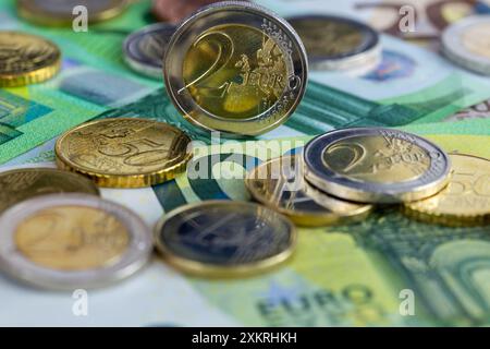 Primo piano di banconote e monete in euro Foto Stock