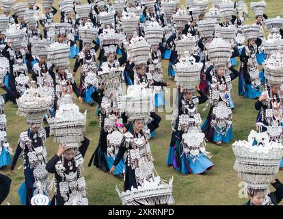 Butuo, la provincia cinese del Sichuan. 22 luglio 2024. La gente del posto vestita con costumi tradizionali Yi partecipa alla cerimonia di apertura del festival della torcia nella contea di Butuo, nella prefettura autonoma di Liangshan Yi, nella provincia del Sichuan, nella Cina sud-occidentale, il 22 luglio 2024. I residenti in costumi tradizionali del gruppo etnico Yi hanno partecipato al festival delle torce di quattro giorni che si è svolto dal 21 al 24 luglio. Crediti: Jiang Hongjing/Xinhua/Alamy Live News Foto Stock