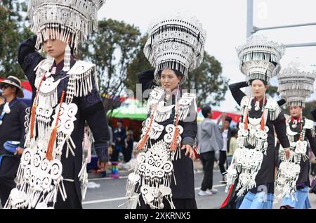 Butuo, la provincia cinese del Sichuan. 22 luglio 2024. La gente del posto vestita con i tradizionali costumi Yi cammina in una strada nella contea di Butuo nella prefettura autonoma di Liangshan Yi, nella provincia del Sichuan, nel sud-ovest della Cina, 22 luglio 2024. I residenti in costumi tradizionali del gruppo etnico Yi hanno partecipato al festival delle torce di quattro giorni che si è svolto dal 21 al 24 luglio. Crediti: Jiang Hongjing/Xinhua/Alamy Live News Foto Stock