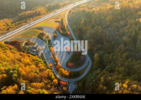 Vista dall'alto dell'area di sosta del parcheggio 4 Beech Glenn, vicino alla trafficata interstate 26 americana con auto e camion in rapido movimento. Luogo ricreativo in mezzo Foto Stock