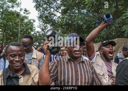 Nakuru, Kenya 24 luglio 2024 i giornalisti cantano slogan mentre tengono le telecamere durante una protesta contro la limitazione dei loro diritti di libertà dei media a Nakuru Town. I gruppi di lobby dei giornalisti kenioti hanno indetto una protesta a livello nazionale il 24 luglio 2024 chiedendo al governo di sostenere e garantire la libertà di stampa, la sicurezza e la sicurezza per i giornalisti, l'accesso illimitato alle informazioni, il perseguimento di agenti di polizia canaglia, la fine della censura dei media tra le altre questioni. Questo avverrà una settimana dopo che alcuni membri della stampa sono stati presi di mira, alcuni feriti da agenti statali durante le manifestazioni anti-governative. Foto Stock