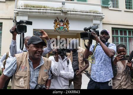 Nakuru, Kenya 24 luglio 2024 i giornalisti cantano slogan mentre tengono le telecamere durante una protesta contro la limitazione dei loro diritti di libertà dei media a Nakuru Town. I gruppi di lobby dei giornalisti kenioti hanno indetto una protesta a livello nazionale il 24 luglio 2024 chiedendo al governo di sostenere e garantire la libertà di stampa, la sicurezza e la sicurezza per i giornalisti, l'accesso illimitato alle informazioni, il perseguimento di agenti di polizia canaglia, la fine della censura dei media tra le altre questioni. Questo avverrà una settimana dopo che alcuni membri della stampa sono stati presi di mira, alcuni feriti da agenti statali durante le manifestazioni anti-governative. Foto Stock